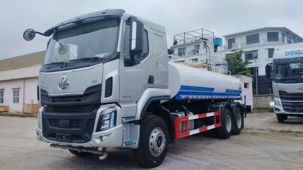 Xe tưới nước rửa đường