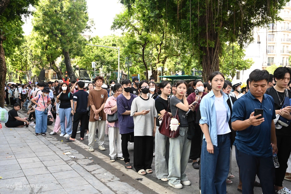 Hàng nghìn người xếp hàng nhận vé và địa điểm concert “Việt Nam trong tôi” tại Đông Anh, Hà Nội 2025.