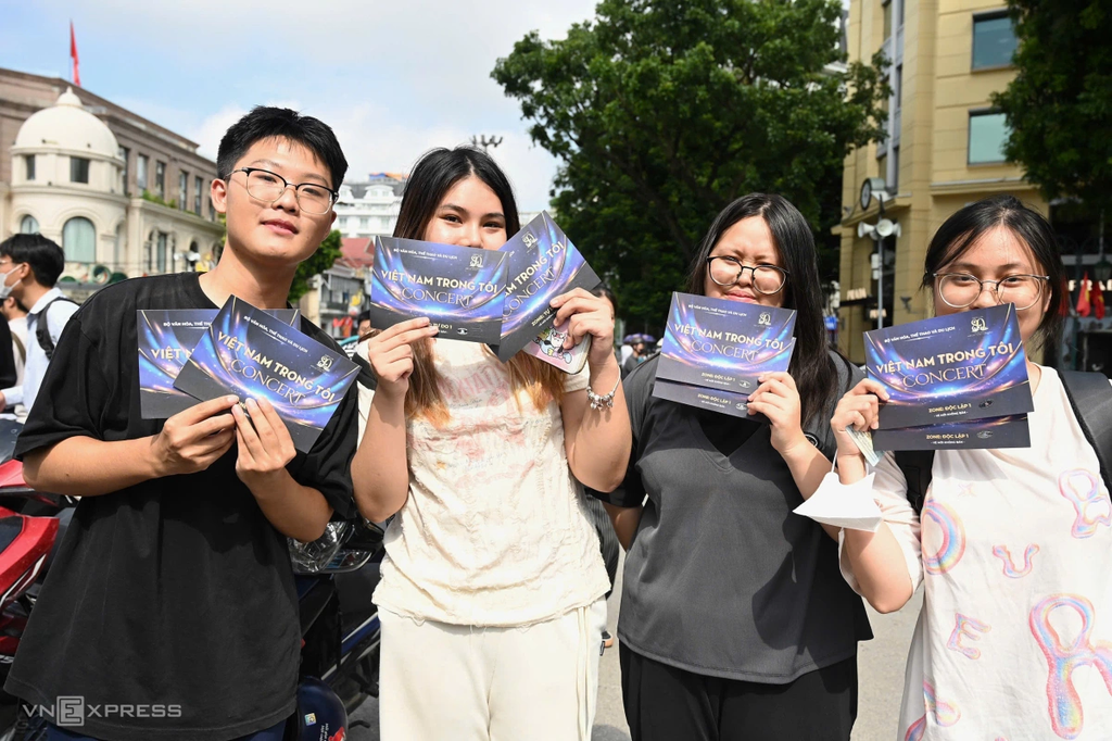 Hàng nghìn người xếp hàng nhận vé và địa điểm concert “Việt Nam trong tôi” tại Đông Anh, Hà Nội 2025.