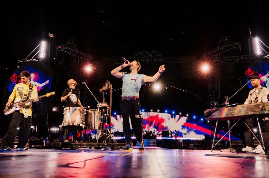 Ảnh cặp đôi bị kiss cam chiếu tại concert Coldplay: CEO Andy Byron và Kristin Cabot ôm nhau