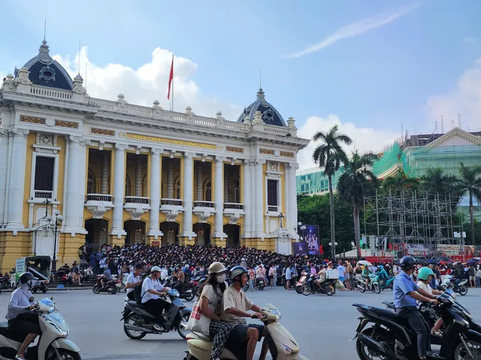 Hàng nghìn người xếp hàng nhận vé và địa điểm concert “Việt Nam trong tôi” tại Đông Anh, Hà Nội 2025.