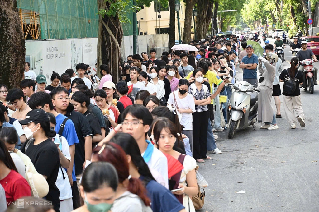 Hàng nghìn người xếp hàng nhận vé và địa điểm concert “Việt Nam trong tôi” tại Đông Anh, Hà Nội 2025.