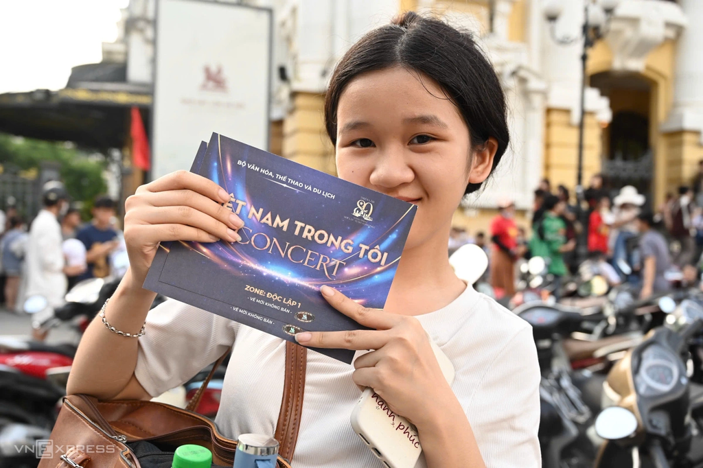 Hàng nghìn người xếp hàng nhận vé và địa điểm concert “Việt Nam trong tôi” tại Đông Anh, Hà Nội 2025.