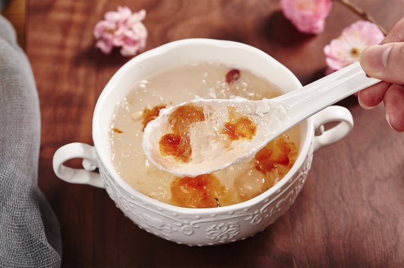 Người tiểu đường cần cẩn trọng khi ăn yến vì các nguyên liệu tạo ngọt đi kèm có thể ảnh hưởng đến đường huyết nếu không kiểm soát kỹ.