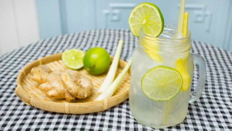 Nước chanh sả gừng giải độc gan được rất nhiều người áp dụng