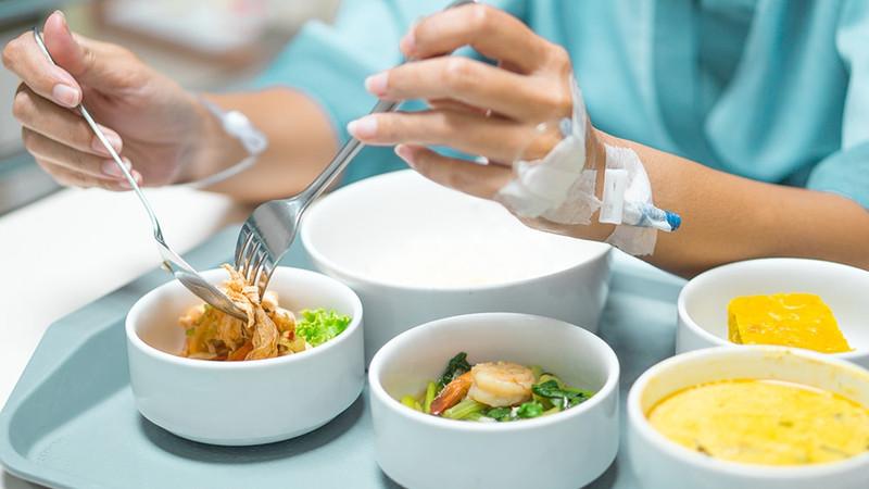 Chế độ ăn uống đủ chất và dễ tiêu giúp hệ tiêu hóa sớm ổn định sau phẫu thuật 