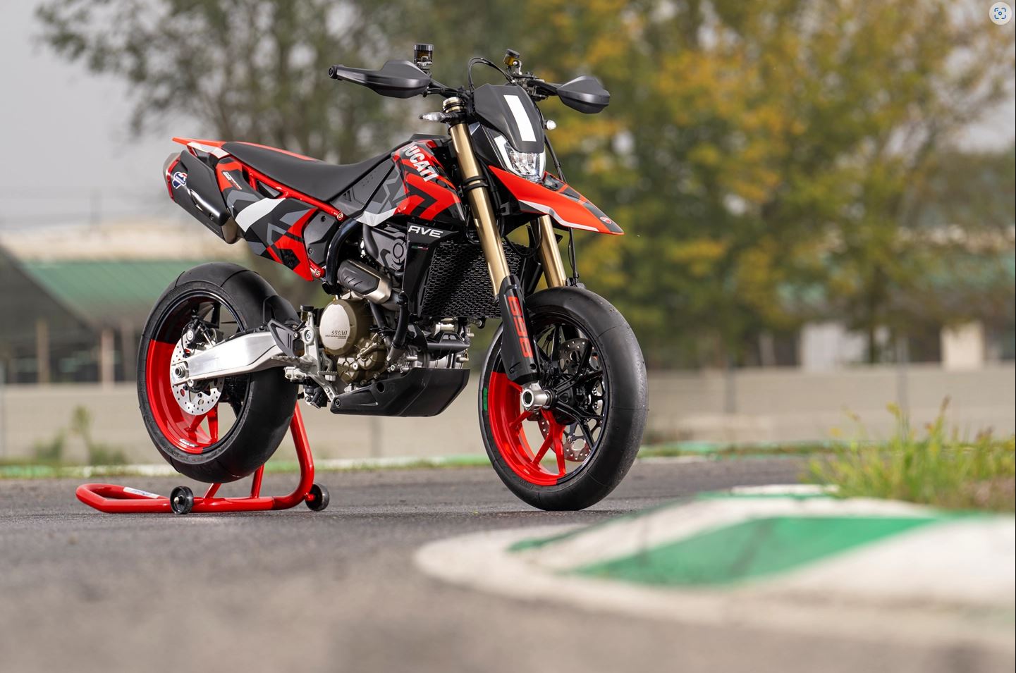 Chiếc Hypermotard 689 cào cào phố một máy đầu tiên của nhà Ducati