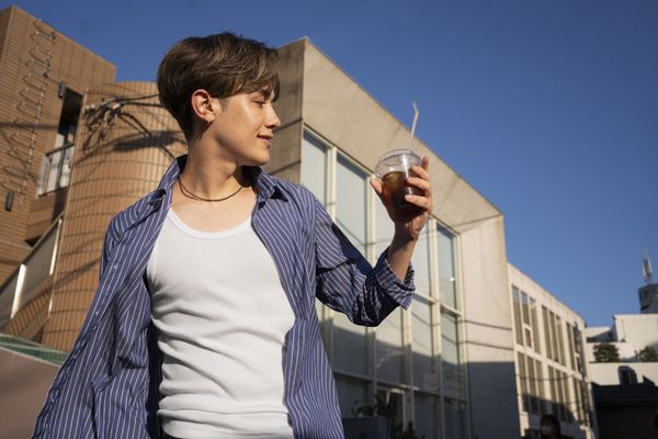Cách mặc áo sơ mi khoác ngoài nam - Belluni
