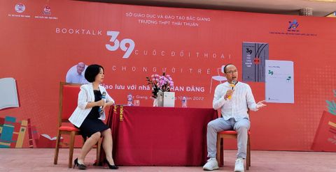Nhà báo Phan Đăng giao lưu với học sinh trường THPT Thái Thuận (Bắc Giang)