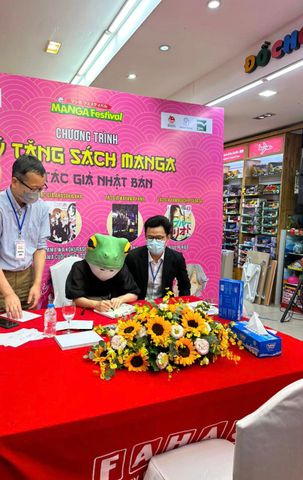 Độc giả Việt vây quanh tác giả truyện tranh Nhật Bản tại Lễ hội Văn hóa Việt – Nhật