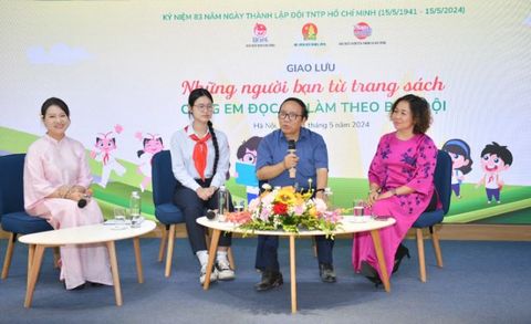 Nhà thơ Trần Đăng Khoa giao lưu với các đội viên nhận giải thưởng Kim Đồng