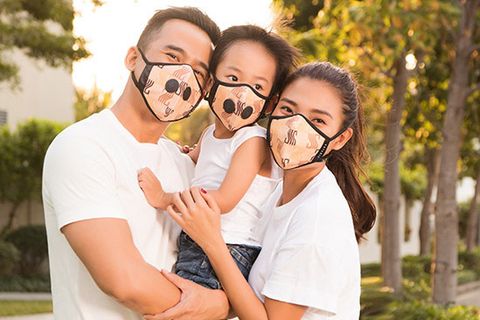 Gia đình Thúy Diễm - Lương Thế Thành cùng đeo khẩu trang bảo vệ sức khỏe