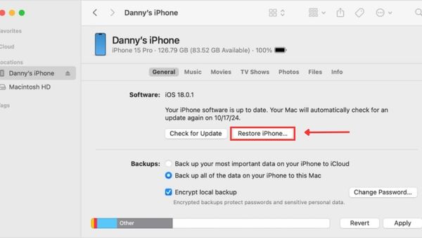 Chọn Restore iPhone khi Finder hiển thị thông báo.