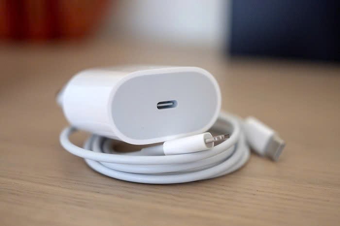 Luôn sử dụng cáp sạc chính hãng của Apple