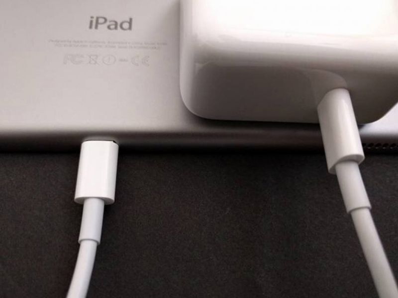 Kiểm tra củ sạc và cáp sạc xem có bị hư hỏng hay không