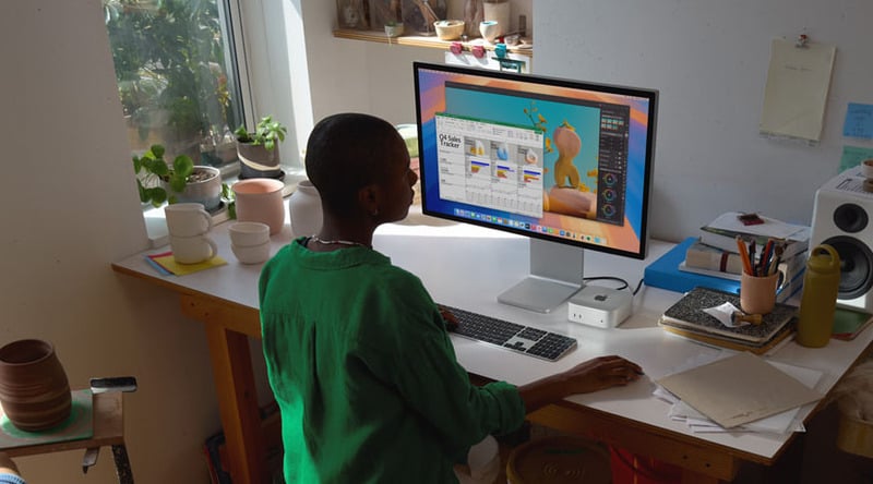 Nhân viên văn phòng sử dụng Mac Mini M4