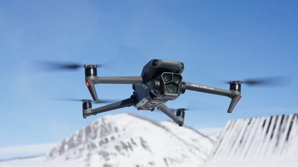 Flycam DJI Mavic 4 Pro trang bị hệ thống 3 camera