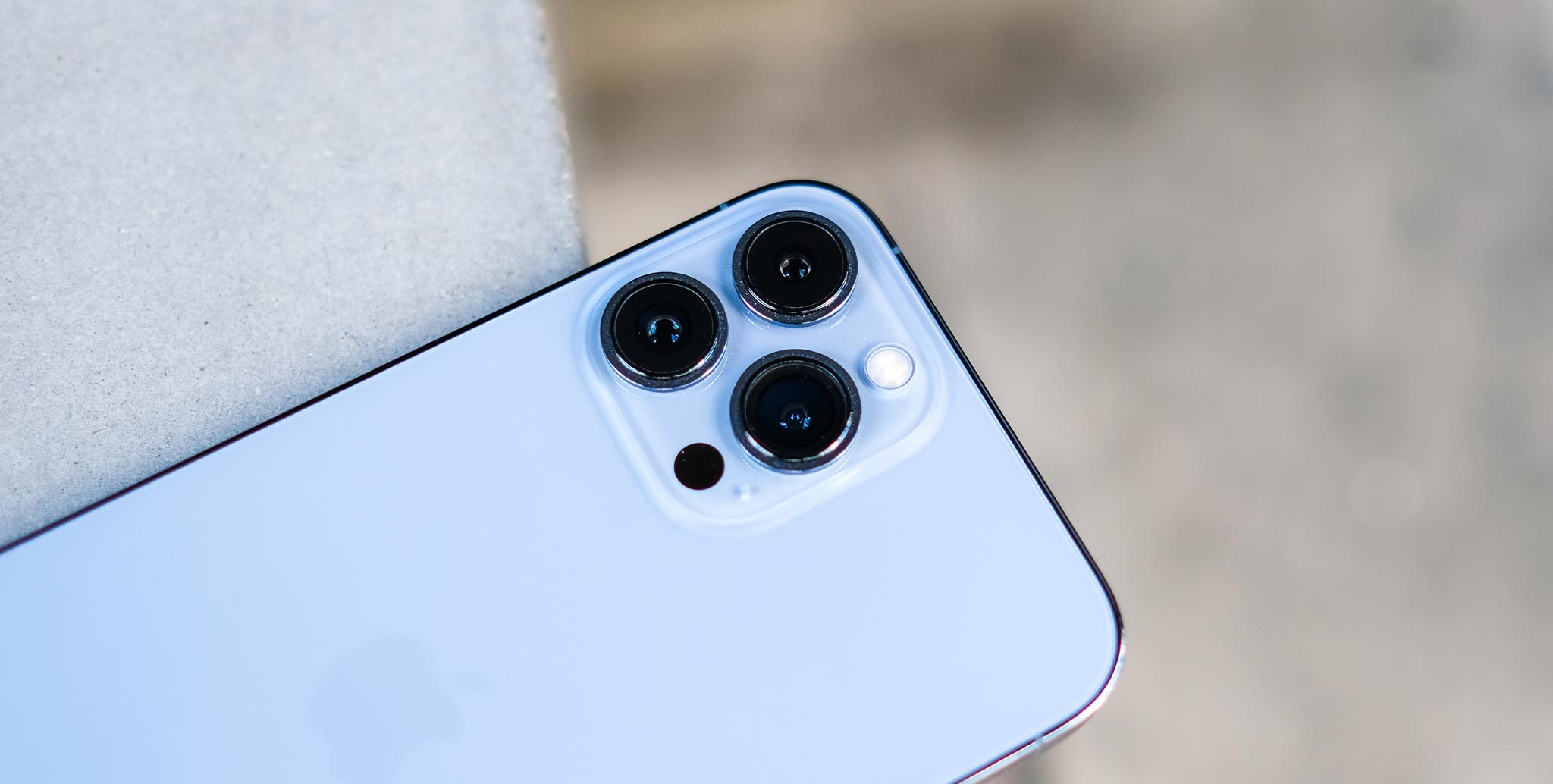Camera của iPhone 13 Pro Max là một trong những thứ tuyệt vời nhất mà bạn có thể tìm thấy trên thị trường điện thoại di động. Với tính năng ghi hình 4K và zoom quang học 3x, người dùng có thể tạo ra những video đẹp mắt và ấn tượng.