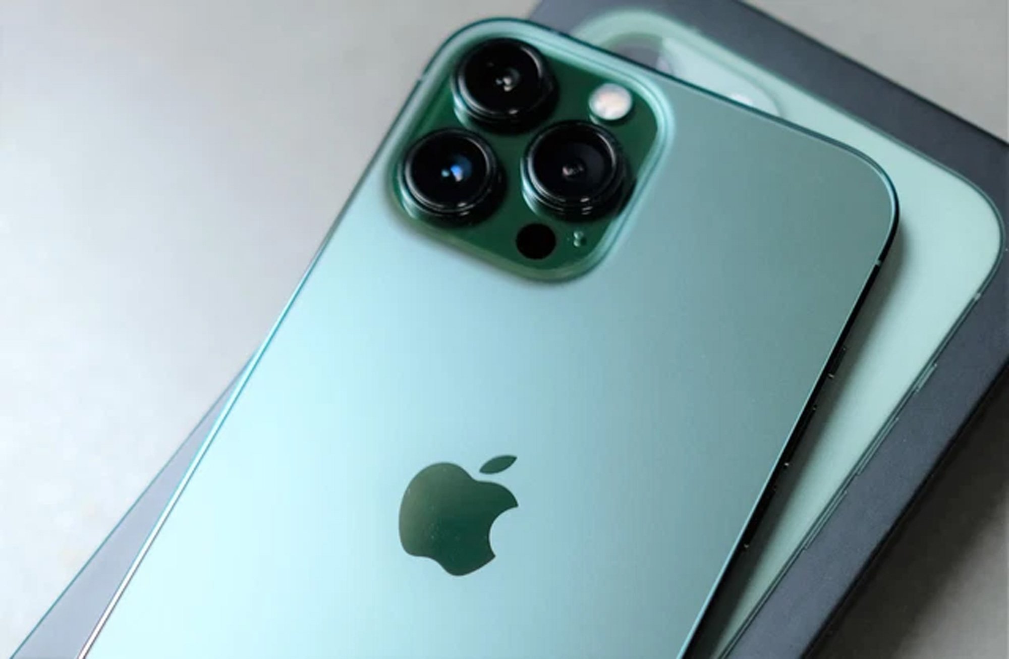 Chi tiết iPhone 13 Pro Max màu xanh mới về Việt Nam