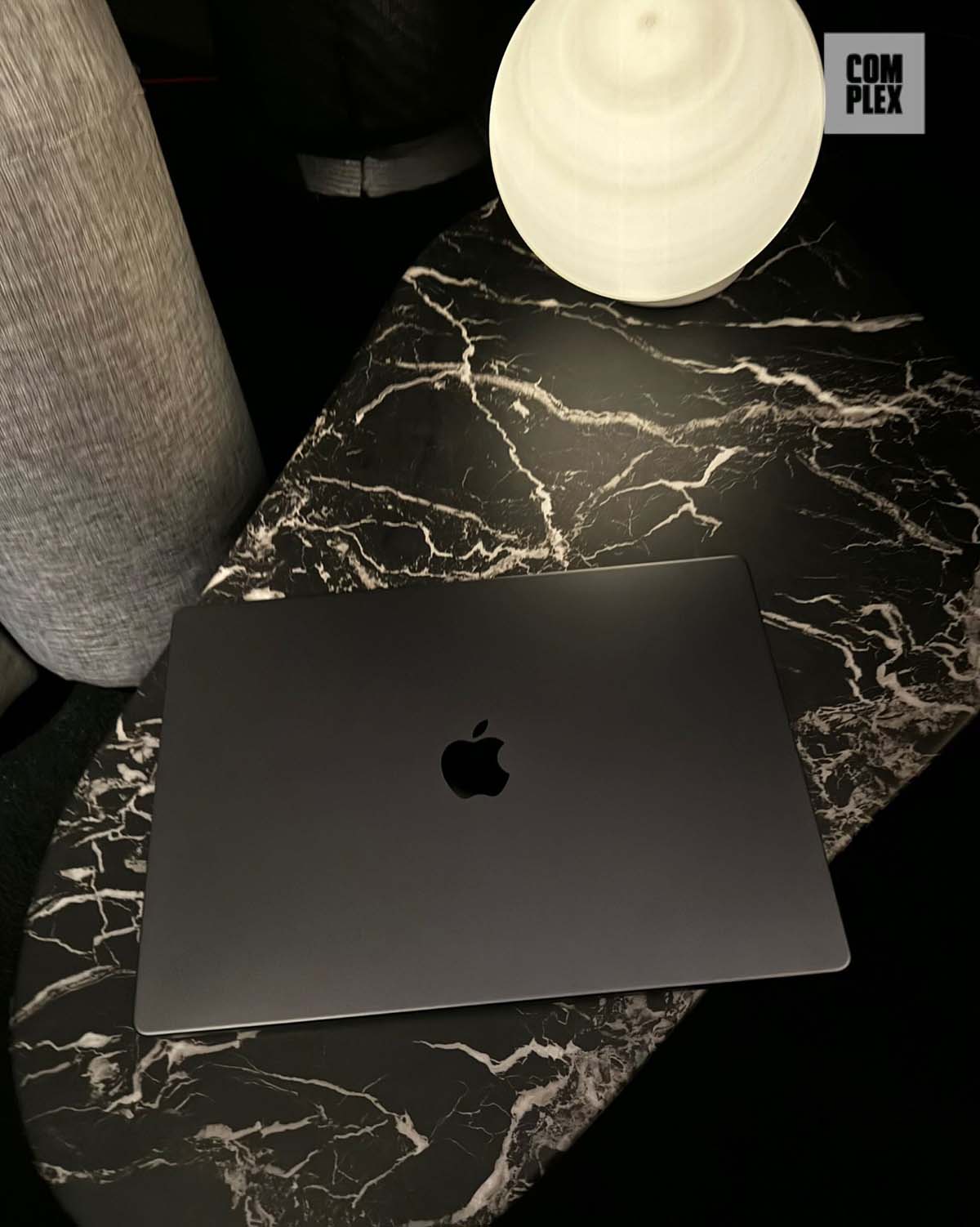 Hình ảnh thực tế của MacBook Pro M3 màu Đen Space Black mới