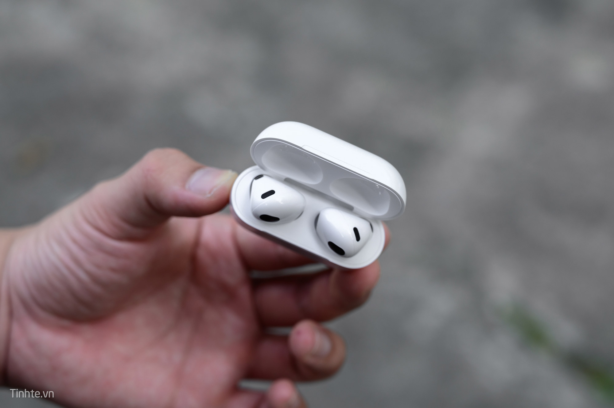 Vender trên tay Airpods 3 đầu tiên tại Việt