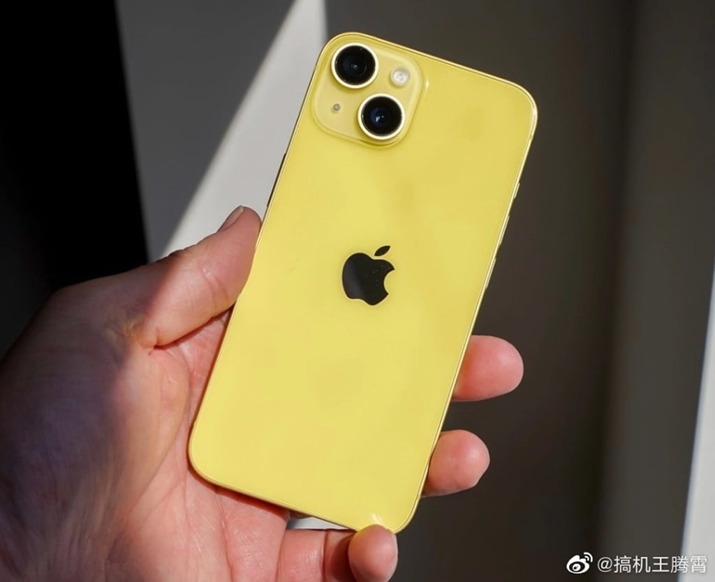 Màu vàng là một gợi ý hoàn hảo cho chiếc iPhone 14, iPhone 14 Plus của bạn. Màu sắc rực rỡ, độc đáo và độ bền cao giúp cho chiếc điện thoại của bạn trở nên nổi bật và thu hút mọi ánh nhìn. Hãy xem ngay hình ảnh liên quan để lựa chọn được sản phẩm với màu sắc phù hợp và thật sự ấn tượng.
