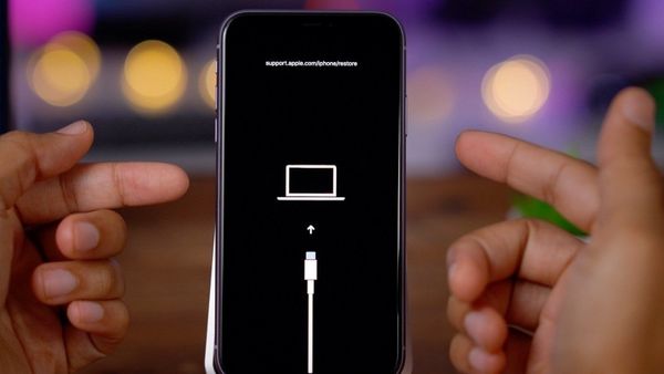 Đưa iPhone vào Recovery Mode bằng phím cứng.