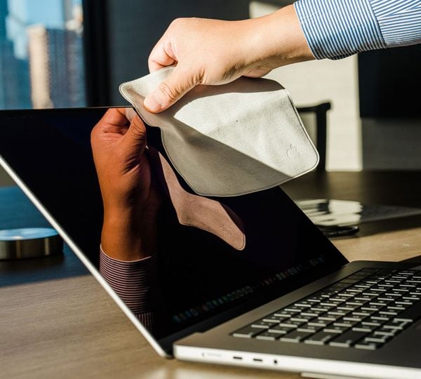 Đánh giá khăn lau Apple Polishing Cloth: Vì sao khăn Apple mắc vậy?
