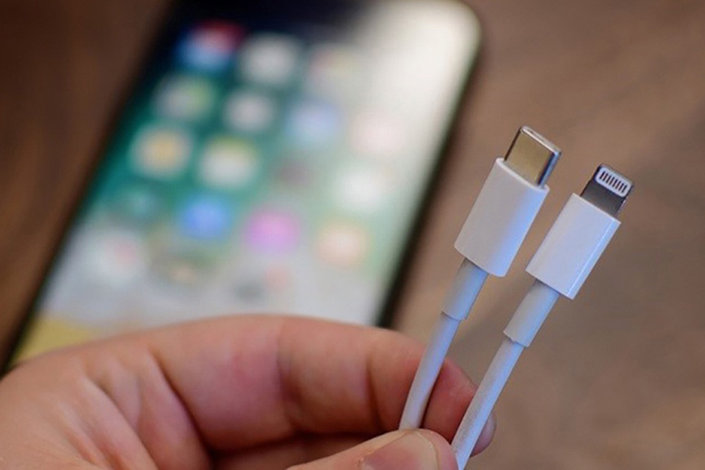 Sử dụng củ sạc và cáp sạc chính hãng giúp bảo vệ pin iPhone