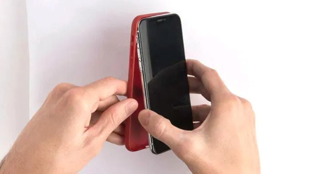 Tháo ốp lưng khi sạc là một trong những cách sửa lỗi pin iPhone chỉ sạc đến 80% là dừng