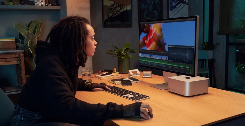 Người dùng đang ngồi làm việc trên Mac Studio