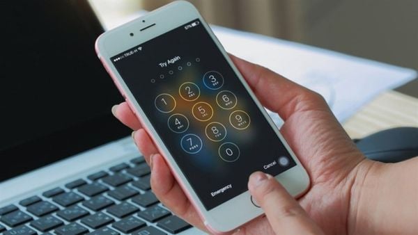 iPhone bị khoá màn hình do quên mật khẩu.