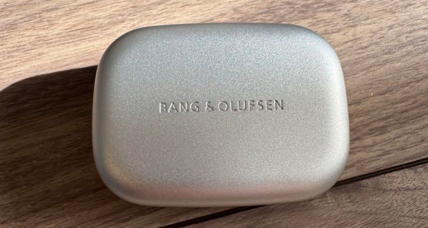 Thiết kế hộp sạc tai nghe B&O Beoplay Eleven Natural Aluminum