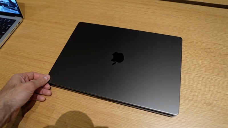 Hình ảnh thực tế của MacBook Pro M3 màu Đen Space Black mới