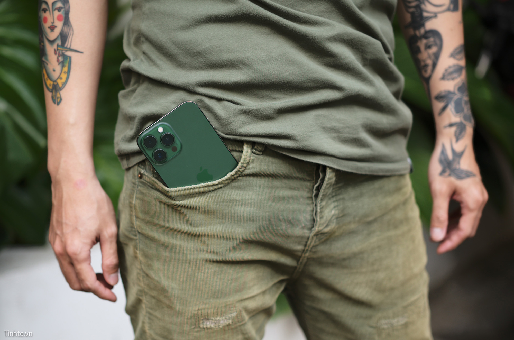 Vender trên tay iPhone 13 Pro Max màu Alpine Green đầu tiên tại Việt Nam