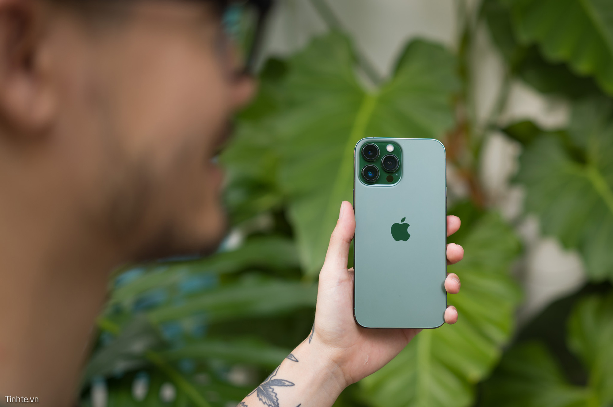 Vender trên tay iPhone 13 Pro Max màu Alpine Green đầu tiên tại Việt Nam