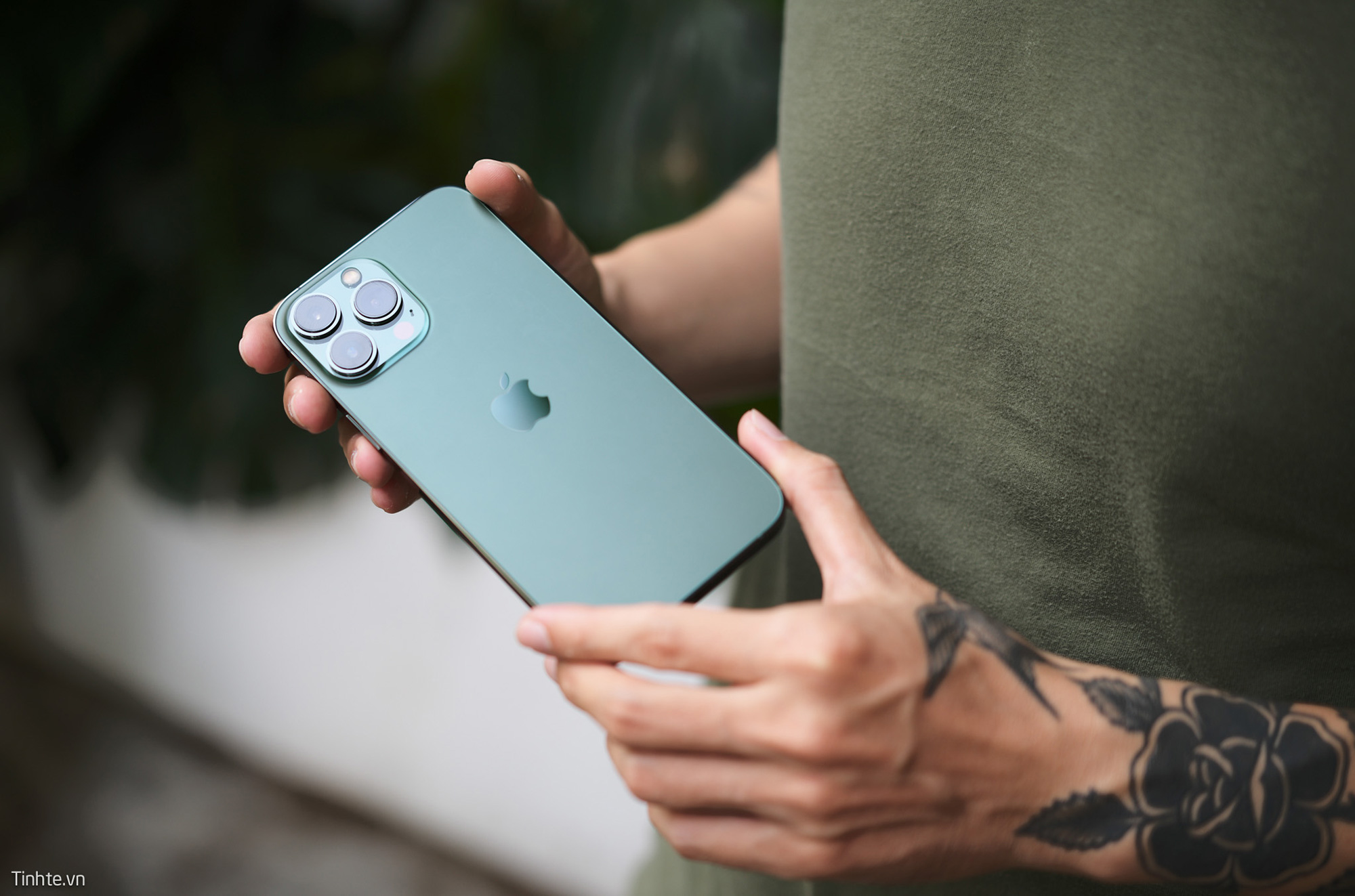 Vender trên tay iPhone 13 Pro Max màu Alpine Green đầu tiên tại Việt Nam