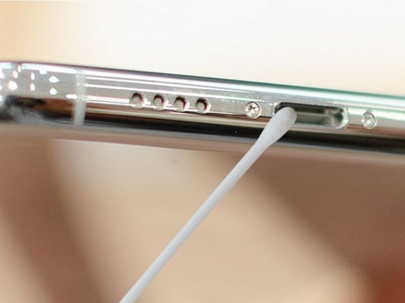 Vệ sinh cổng sạc iPhone thường xuyên