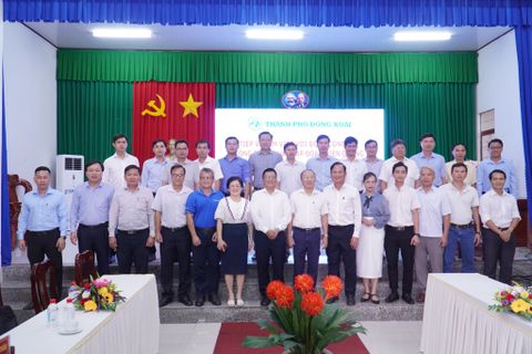 Chủ tịch UBND thành phố Đồng Xoài tiếp và làm việc với đại diện Liên minh phát triển Đô thị Thông minh Việt Nam (VSCC)