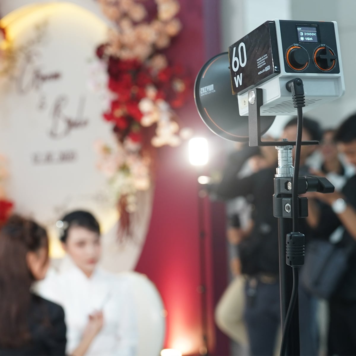 Đèn Zhiyun Molus G60 và Zhiyun Molus X100 - Hai sự lựa chọn đáng chú ý cho việc chụp ảnh phóng sự cưới.