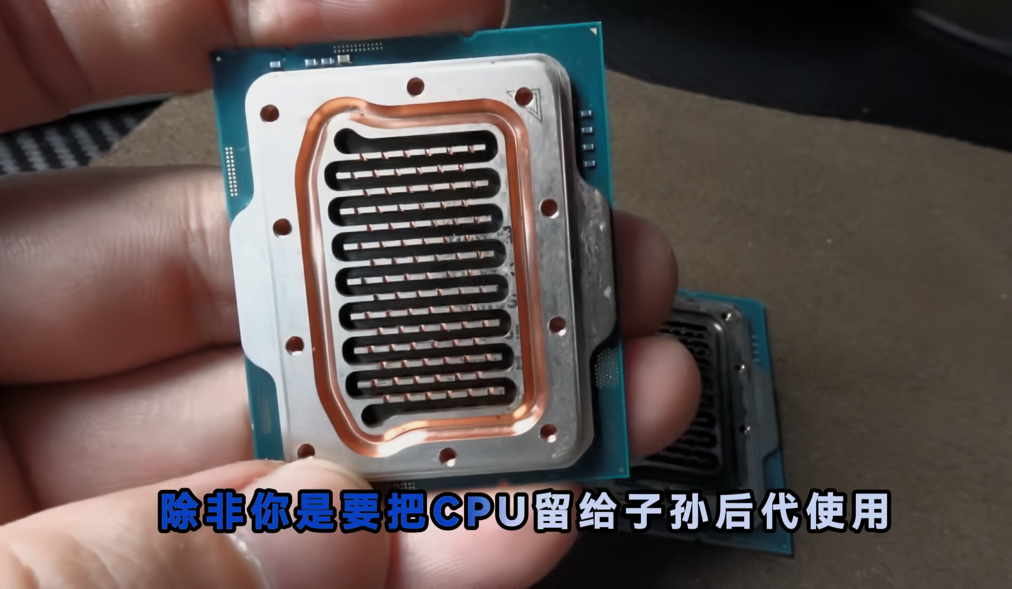 PHÁP SƯ TRUNG HOA CHẾ TẢN NHIỆT NƯỚC NGAY TRÊN NẮP CPU CHO LẠI NHIỆT ĐỘ BẤT NGỜ