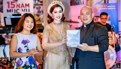 Hoa hậu Vân Khương đấu giá bộ ngọc trai Finifer Pearls quyên góp cho quỹ người nghèo