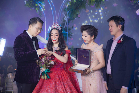 Đường Thu Hương nhận nhẫn ngọc trai tiền tỷ trong đám cưới