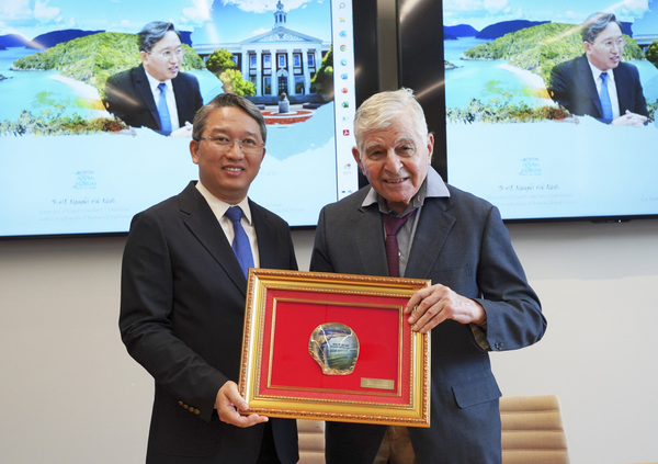 Quà tặng cấp cao do Hoàng Gia Pearl chế tác đã được bí thư Tỉnh ủy Nguyễn Hải Ninh trao tặng cho Nguyên Thống đốc Michael Dukakis - đồng sáng lập và Chủ tịch Diễn đàn Toàn cầu Boston.