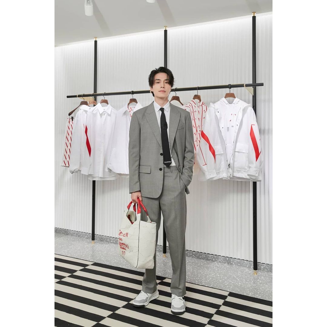 Bộ suit gam màu tối, trầm cùng giày trắng tạo nên nét tương phản sắc sảo và tinh tế, cách kết hợp này giúp Lee Dong Wook vừa lịch lãm lại vừa năng động