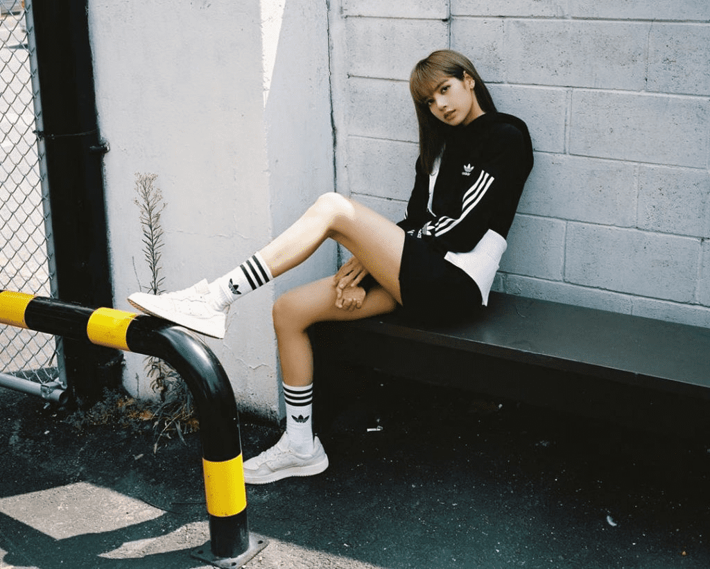 Lisa (Blackpink) trông đơn giản nhưng mạnh mẽ khi mix giày trắng cùng outfit trắng đen