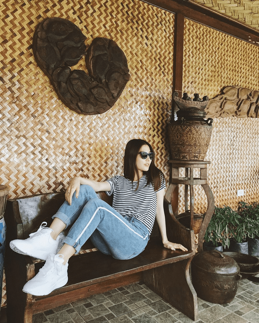 Áo thun phối quần jeans vừa đơn giản vừa năng động