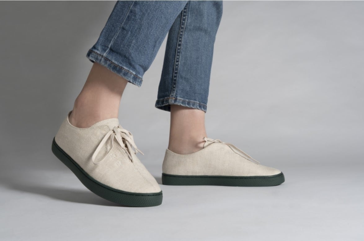 Đôi giày MỘT dòng vải Đời-mới Tùng với giá 978,000 VNĐ