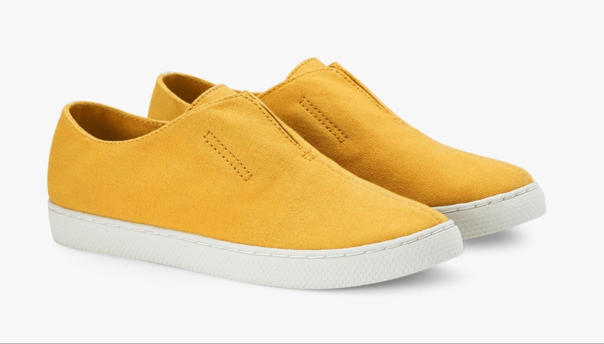 Đôi giày MỘT dòng vải Đời-thường màu vàng nghệ với giá 720,000 VNĐ