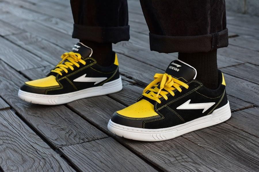 Đôi giày RieNevan RN51 Iconic Yellow cực bắt mắt với outfit full đen